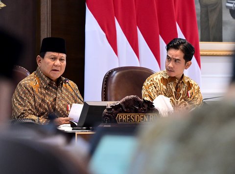 FOTO: Ekspresi Serius Gibran saat Prabowo Beri Peringatan Keras untuk Menteri di Sidang Kabinet Perdana