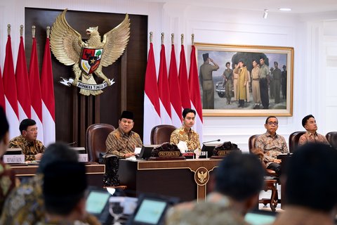 FOTO: Ekspresi Serius Gibran saat Prabowo Beri Peringatan Keras untuk Menteri di Sidang Kabinet Perdana