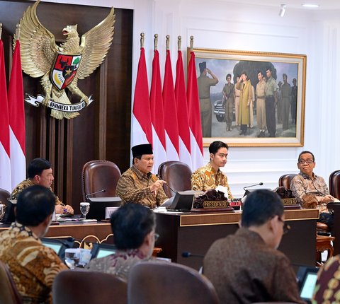 FOTO: Ekspresi Serius Gibran saat Prabowo Beri Peringatan Keras untuk Menteri di Sidang Kabinet Perdana