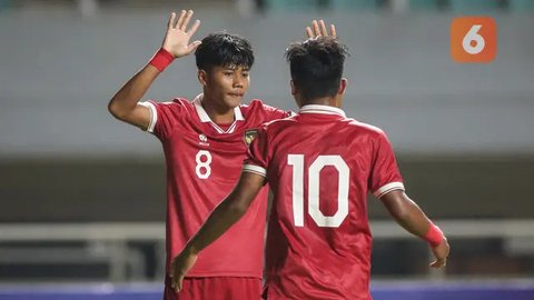 Pemain Timnas Indonesia U-17, Arkhan Kaka menguasai bola saat menghadapi Timnas Ekuador U-17 pada laga pertama Grup A Piala Dunia U-17 di Stadion Gelora Bung Tomo, Surabaya, Jumat (10/11/2