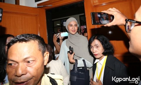 Setelah mediasi selesai, Paula akhirnya memberikan sedikit pernyataan kepada awak media yang sudah menunggunya sejak pagi. Dalam kesempatan itu, ibu dua anak itu hanya meminta doa.<br />&nbsp;<br />&ldquo;Terima kasih teman-teman yang sudah datang dan sabar menunggu saya, mohon doanya aja semoga berjalan lancar dan jalan yang terbaik," ujarnya singkat usai sidang pada Rabu (23/10/2024).