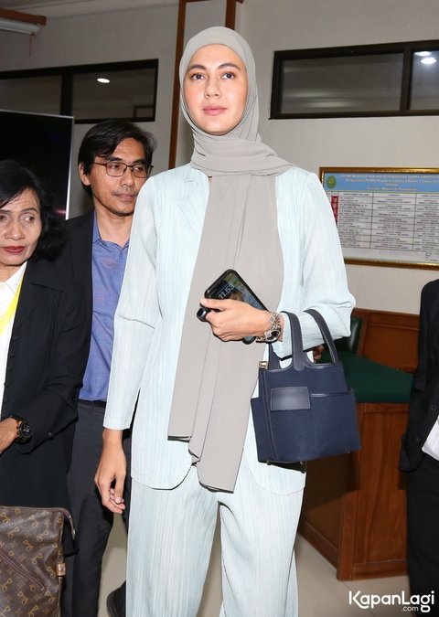 Sementara itu, Alvon Kurnia Palma, kuasa hukum Paula Verhoeven, mengungkapkan bahwa mediasi yang dilakukan antara Paula dan Baim belum menemui titik terang. Keduanya masih berpegang teguh pada keinginan masing-masing.<br />&nbsp;<br />"Mediasi sudah dilakukan, hakim memberikan waktu seminggu untuk mediasi lagi," jelas Alvon.