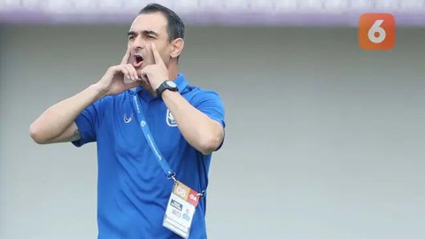 Pelatih kepala PSIS Semarang, Gilbert Agius saat laga lanjutan BRI Liga 1 2022/2023 antara Persija Jakarta melawan PSIS Semarang di Stadion Wibawa Mukti, Cikarang, Kamis (16/03/2023). (Bol
