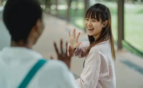 Staf medis dari Provinsi Jilin (merah) memeluk perawat dari Wuhan setelah bekerja bersama menangani pandemi Covid-19 saat upacara pelepasan di Bandara Tianhe, Wuhan, provinsi Hubei, Rabu (8/4