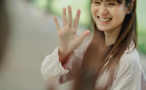 Staf medis dari Provinsi Jilin (merah) memeluk perawat dari Wuhan setelah bekerja bersama menangani pandemi Covid-19 saat upacara pelepasan di Bandara Tianhe, Wuhan, provinsi Hubei, Rabu (8/4