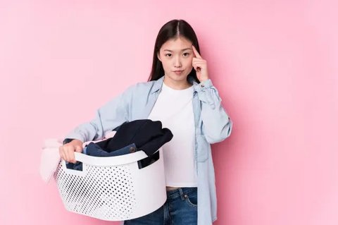 Ilustrasi Baju yang Akan Dicuci di Mesin Cuci (freepik)