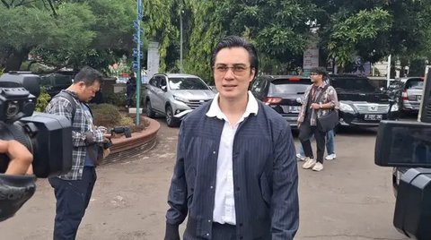 Baim Wong berjalan menuju masjid yang berada di area Pengadilan Agama, Rabu (23/10/2024). (Dok. via M. Altaf Jauhar)