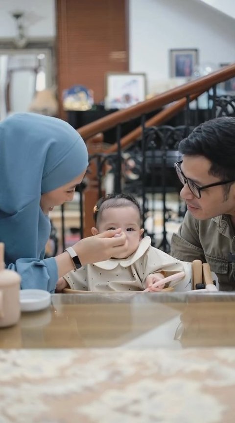 Momen Anak Bungsu Alyssa Soebandono MPASI Pertama, Begini Reaksinya - Dibuatkan Sendiri oleh sang Ibu