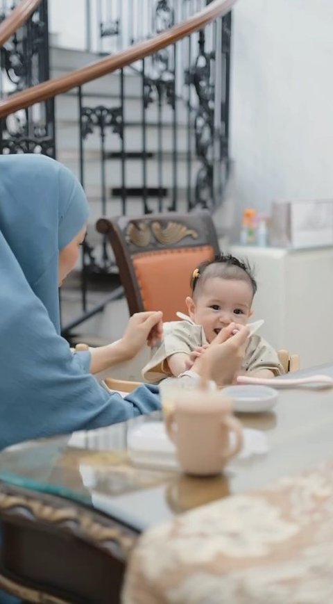 Momen Anak Bungsu Alyssa Soebandono MPASI Pertama, Begini Reaksinya - Dibuatkan Sendiri oleh sang Ibu