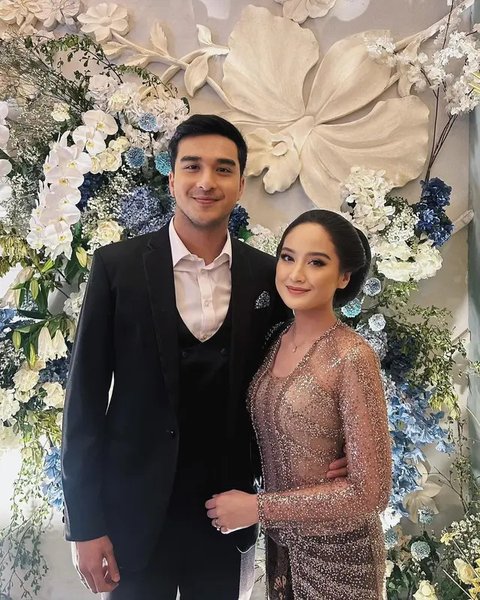 Terlihat Jessica Mila mengenakan kebaya peach dan ulos warna hijau sage. Sedangkan Yakub tampil dengan setelan jas abu dan warna peach senada kebaya sang istri.