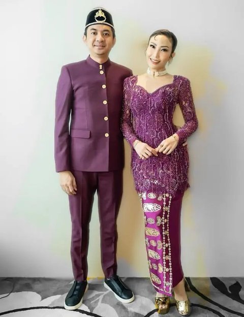 Terlihat Jessica Mila mengenakan kebaya peach dan ulos warna hijau sage. Sedangkan Yakub tampil dengan setelan jas abu dan warna peach senada kebaya sang istri.