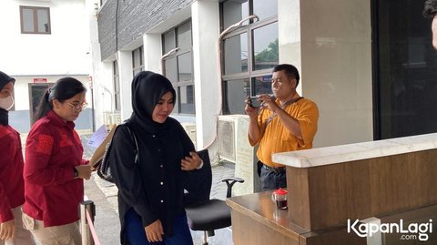 Baru Bebas dari Penjara, Medina Zein Langsung Jajan di Mini Market: 