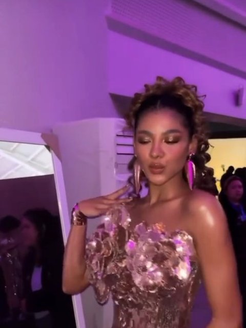 7 Potret Zsa Zsa Utari Jadi Model di JFW, Banjir Pujian - Disebut Catwalknya Setara dengan Miss Universe