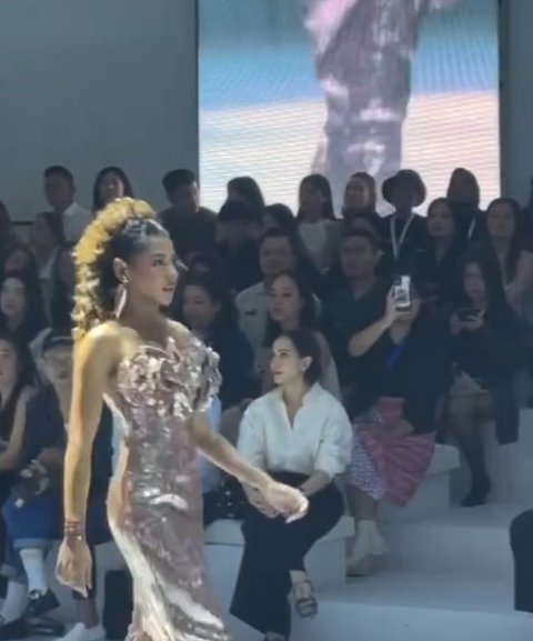 7 Potret Zsa Zsa Utari Jadi Model di JFW, Banjir Pujian - Disebut Catwalknya Setara dengan Miss Universe