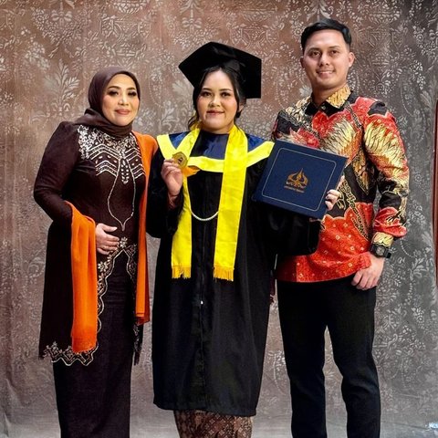 7 Foto Wisuda Anak Muzdalifah, Lulus Sarjana Akuntansi - Dihadiri oleh Fadel Islami dan putra Nassar