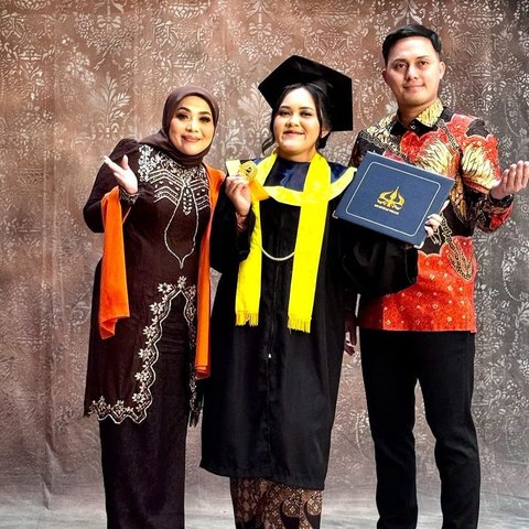 7 Foto Wisuda Anak Muzdalifah, Lulus Sarjana Akuntansi - Dihadiri oleh Fadel Islami dan putra Nassar