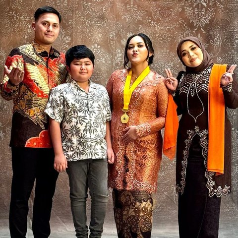 7 Foto Wisuda Anak Muzdalifah, Lulus Sarjana Akuntansi - Dihadiri oleh Fadel Islami dan putra Nassar