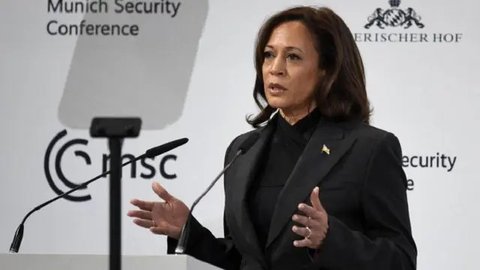 Mantan Presiden AS Barack Obama memberikan sambutan tentang Undang-Undang Perawatan Terjangkau dan Medicaid di East Room Gedung Putih, 5 April 2022. Ini adalah kali pertama Obama kembali ke G