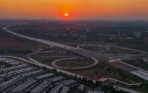 FOTO: Keindahan Senja di Simpang Susun CBD Tol Serpong-Balaraja