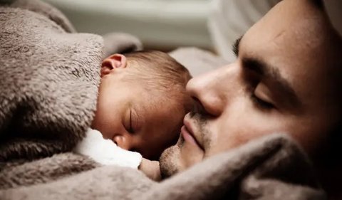 Ilustrasi ayah dan bayi. (Photo by Pixabay)