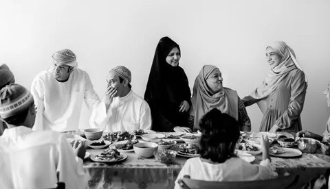 Ilustrasi Islami, keluarga muslim, silaturahmi, buka puasa. (Image by rawpixel.com on Freepik)