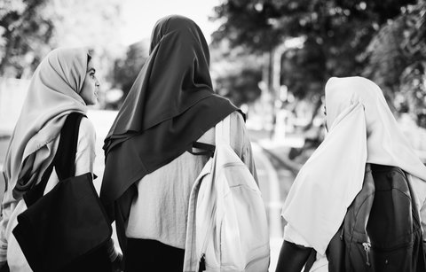 Ilustrasi muslim, Islami, muslimah, pesantren santriwati. (Image by rawpixel.com on Freepik)