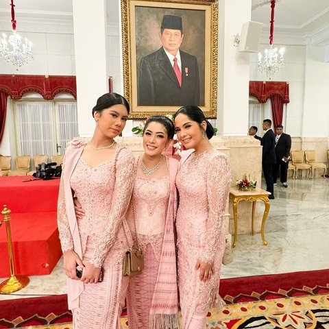 Cantiknya Annisa Pohan & Aliya Rajasa Berkebaya Kembar