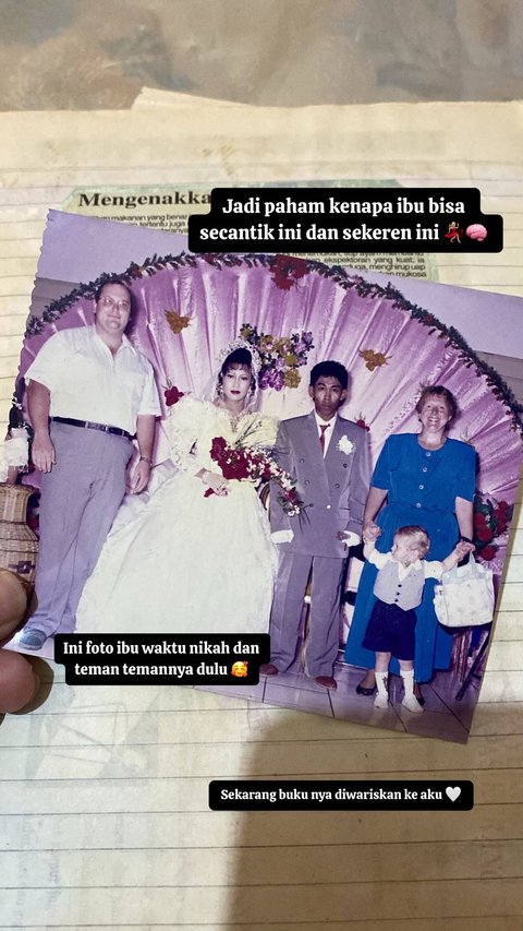 Berisi Potongan Koran yang Ditempel, Momen Wanita Temui Buku Lawas Milik Ibunya di Tahun 1980 Ini Curi Perhatian