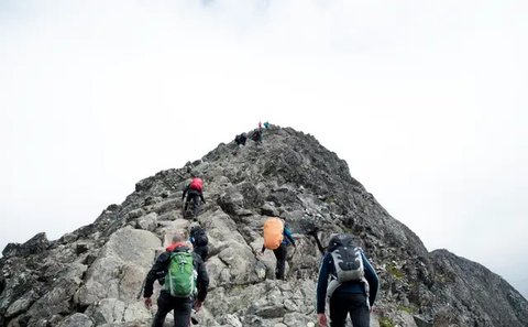 Ilustrasi mendaki gunung. (Photo by Ted Bryan Yu on Unsplash)