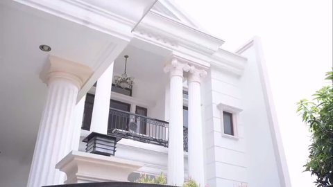 9 Potret Rumah Baru Ochi Rosdiana yang Mewah, Desain Elegan dengan Pilar Tinggi