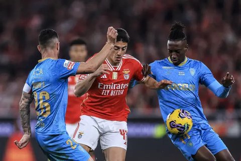 Gelandang Manchester City asal Portugal #27, Matheus Nunes (C), merayakan gol kelima tim saat pertandingan Liga Champions UEFA antara Manchester City dan Sparta Prague di Stadion Etihad di