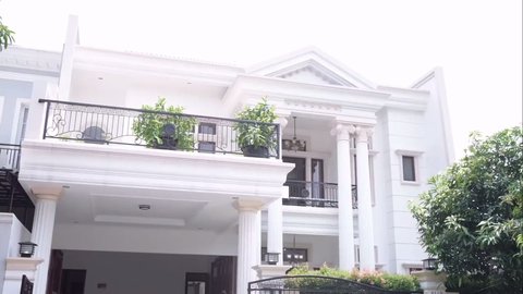 9 Potret Rumah Baru Ochi Rosdiana yang Mewah, Desain Elegan dengan Pilar Tinggi