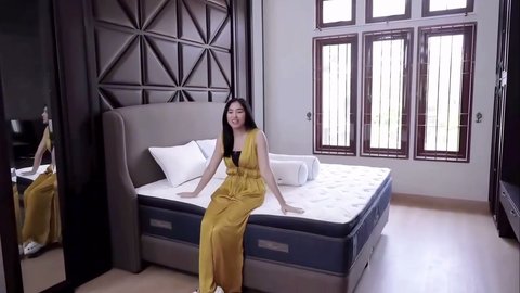 9 Potret Rumah Baru Ochi Rosdiana yang Mewah, Desain Elegan dengan Pilar Tinggi