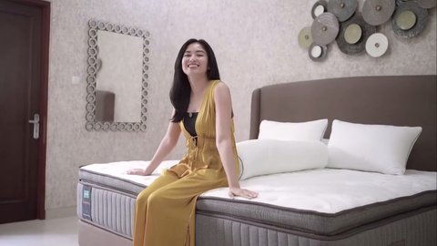 9 Potret Rumah Baru Ochi Rosdiana yang Mewah, Desain Elegan dengan Pilar Tinggi