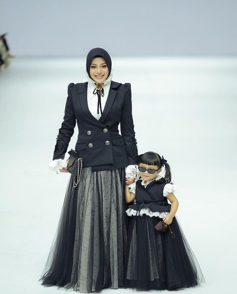 Aurel Hermansyah dan Ameena tampil kompak di catwalk JFW 2024 dengan busana monokrom, tubuh llngsing Aurel mencuri perhatian