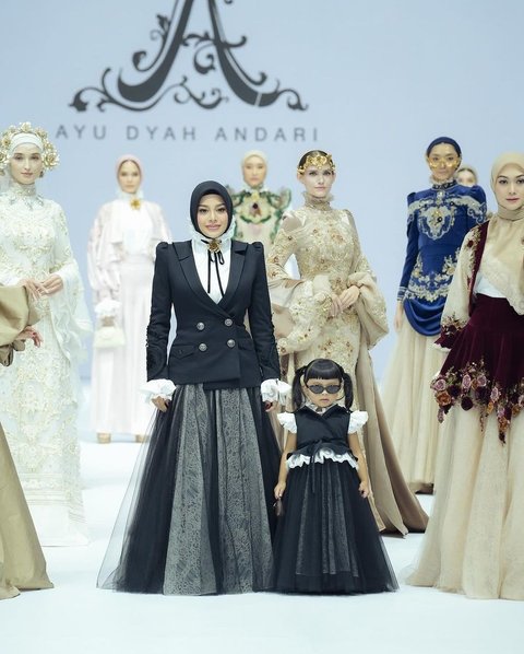 Aurel Hermansyah dan Ameena tampil kompak di catwalk JFW 2024 dengan busana monokrom, tubuh llngsing Aurel mencuri perhatian