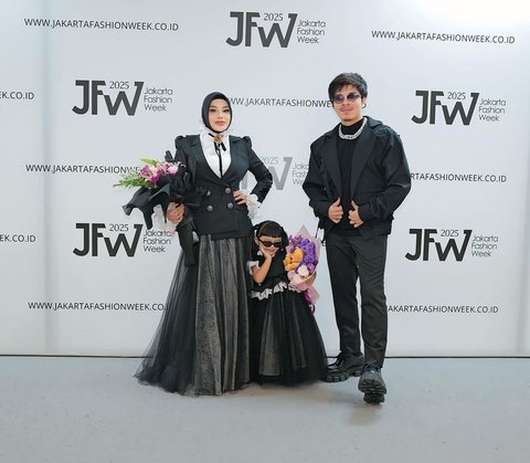 Aurel Hermansyah dan Ameena tampil kompak di catwalk JFW 2024 dengan busana monokrom, tubuh llngsing Aurel mencuri perhatian