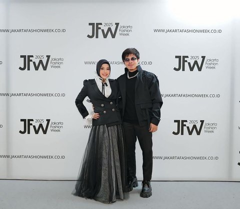 Aurel Hermansyah dan Ameena tampil kompak di catwalk JFW 2024 dengan busana monokrom, tubuh llngsing Aurel mencuri perhatian