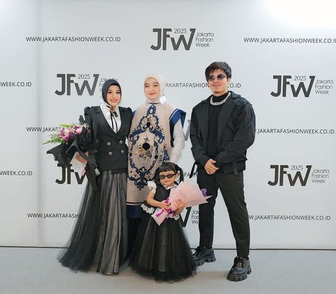 Aurel Hermansyah dan Ameena tampil kompak di catwalk JFW 2024 dengan busana monokrom, tubuh llngsing Aurel mencuri perhatian