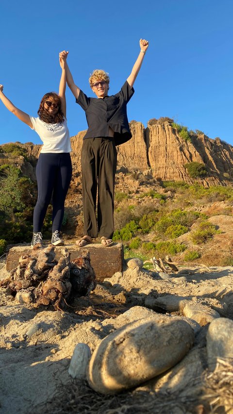 7 Potret Anniversary Kedua Cinta Kuya dengan Pacar Bulenya, Unggah Kenangan Random