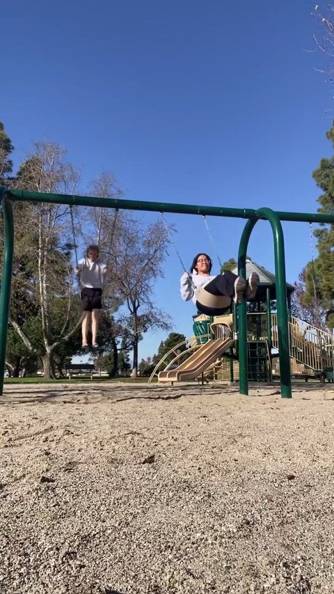 7 Potret Anniversary Kedua Cinta Kuya dengan Pacar Bulenya, Unggah Kenangan Random