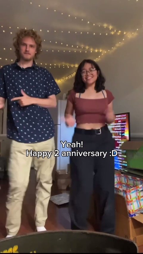 7 Potret Anniversary Kedua Cinta Kuya dengan Pacar Bulenya, Unggah Kenangan Random