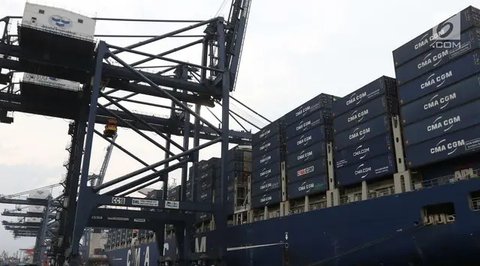 Aktifitas kapal ekspor inpor di pelabuhan Tanjung Priok, Jakarta, Jumat (26/5). Badan Pusat Statistik (BPS) mencatat neraca perdagangan Indonesia mengalami surplus 1,24 miliar . (Liputan6.com