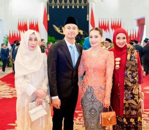 Melihat tas-tas mewah yang dibawa ibu pejabat-public figure di rangkaian acara pelantikan. (@annisayudhoyono).