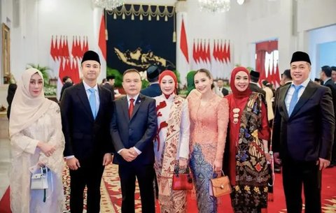 Melihat tas-tas mewah yang dibawa ibu pejabat-public figure di rangkaian acara pelantikan. (@annisayudhoyono).