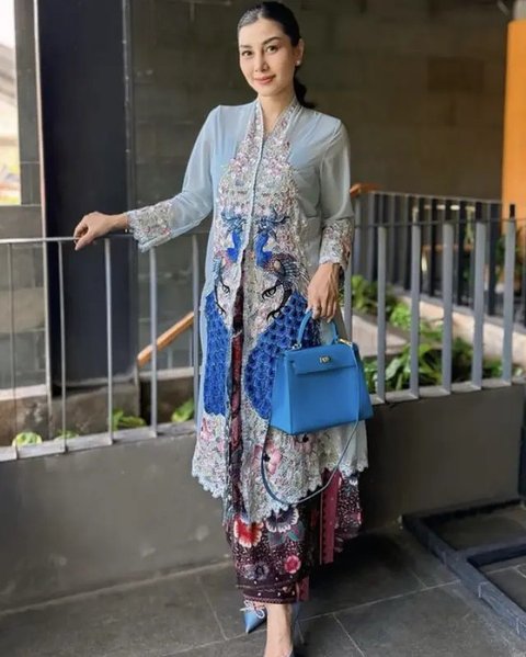 Melihat tas-tas mewah yang dibawa ibu pejabat-public figure di rangkaian acara pelantikan. (@annisayudhoyono).