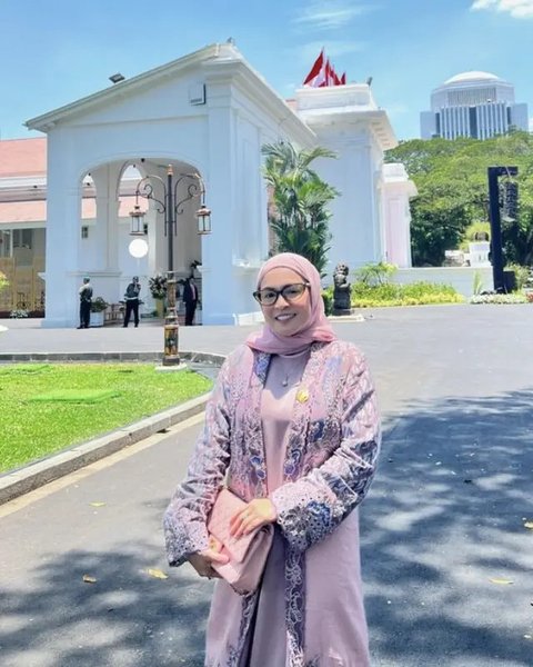 Melihat tas-tas mewah yang dibawa ibu pejabat-public figure di rangkaian acara pelantikan. (@annisayudhoyono).