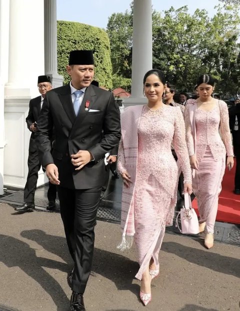 Melihat tas-tas mewah yang dibawa ibu pejabat-public figure di rangkaian acara pelantikan. (@annisayudhoyono).