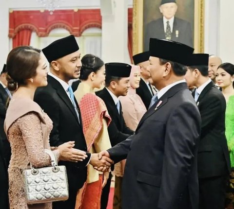 Melihat tas-tas mewah yang dibawa ibu pejabat-public figure di rangkaian acara pelantikan. (@annisayudhoyono).