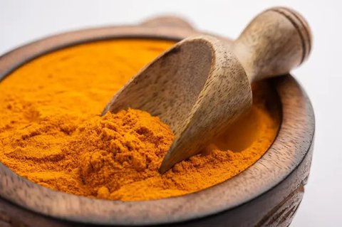 Rutin Minum Kunyit, Cara Mudah Lancarkan Haid (PageSeven/Shutterstock)